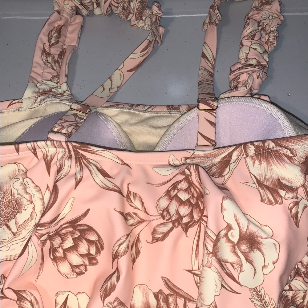 ⭐️ NEW-Floral One Piece Swimsuit - Peach and Cream
With built in bra - Picture 9 of 12